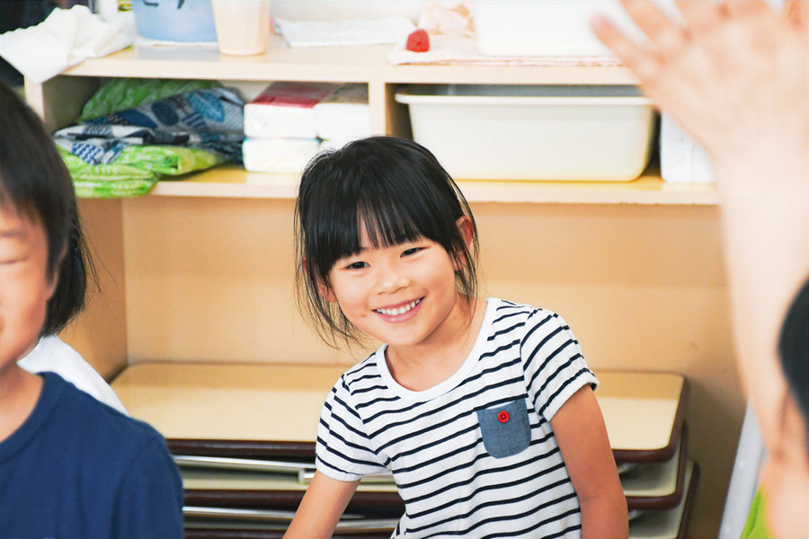 自然の中で活動する幼児クラスの子ども